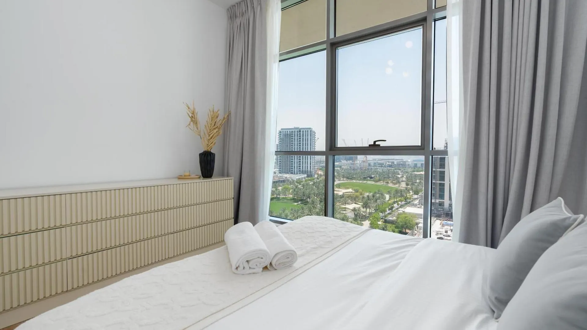 Modern Three Bedroom Plus Private Study Room Dubai 0*,