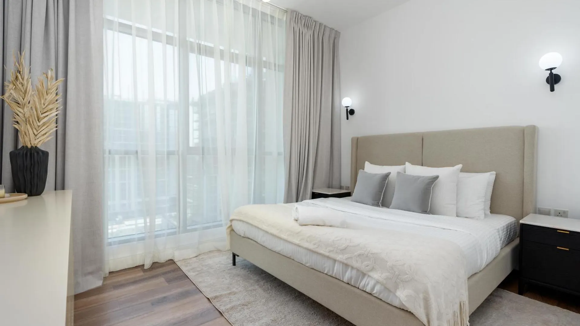 Modern Three Bedroom Plus Private Study Room Dubaj Apartament