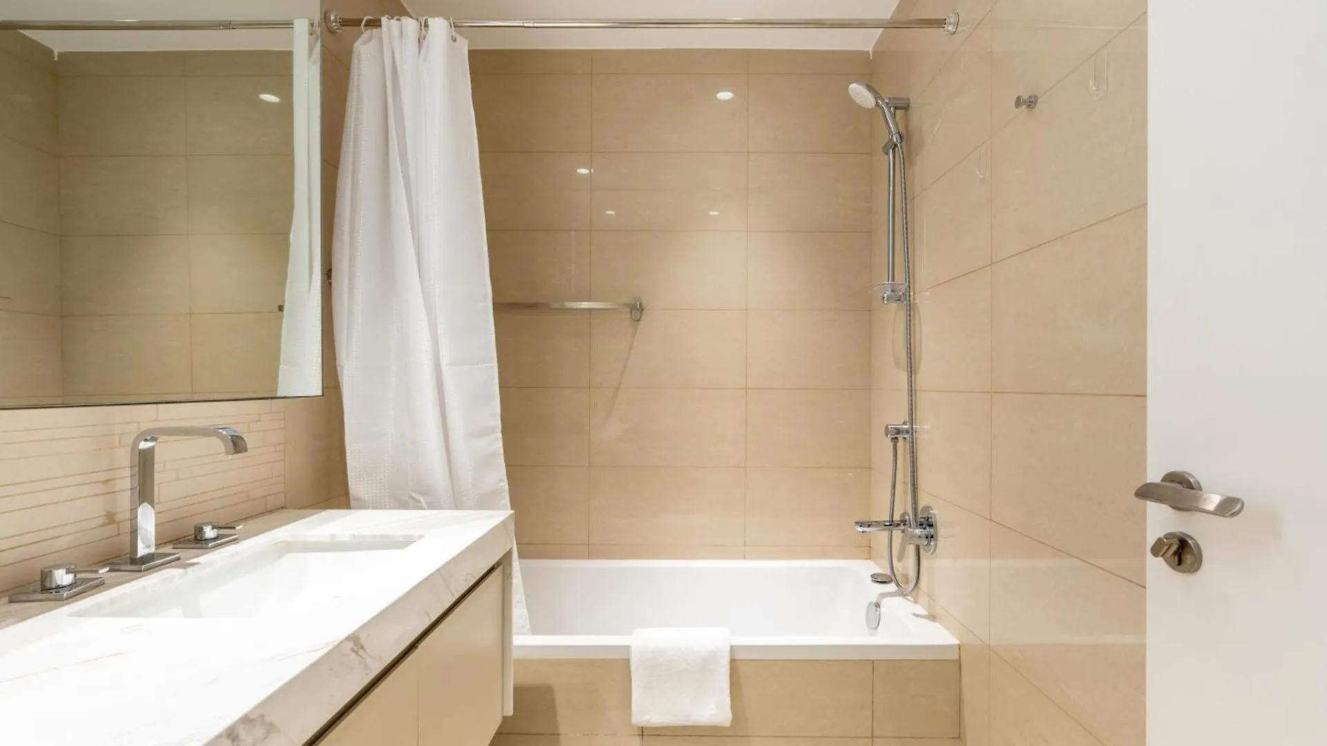 Modern Three Bedroom Plus Private Study Room Dubaj Zjednoczone Emiraty Arabskie