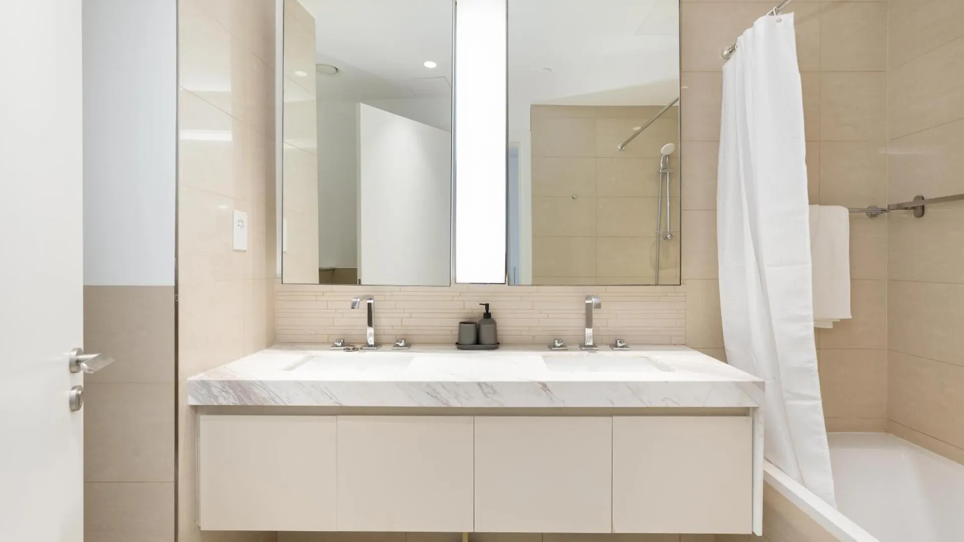 Modern Three Bedroom Plus Private Study Room Dubaj