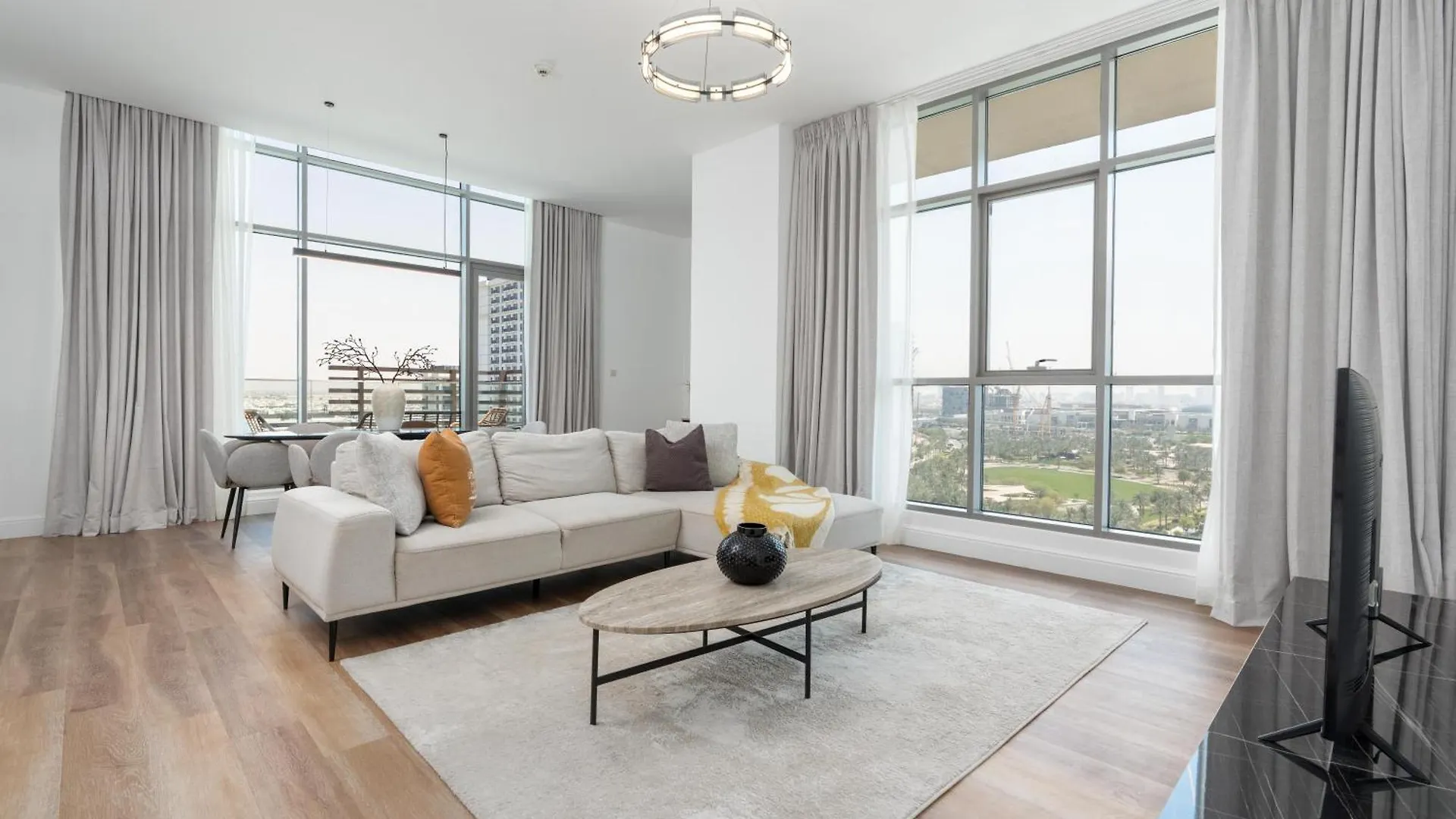 Modern Three Bedroom Plus Private Study Room Dubaj