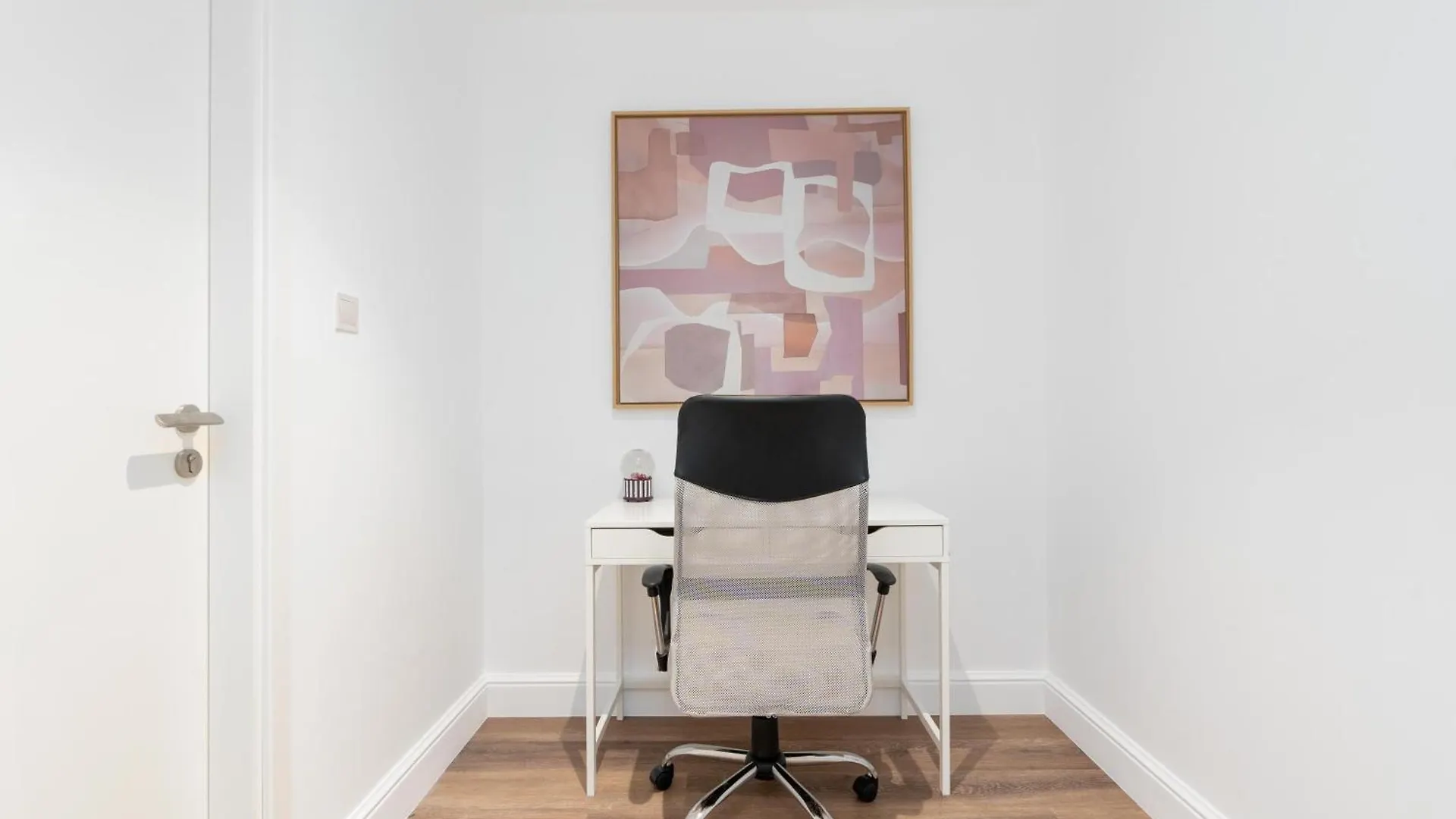 Modern Three Bedroom Plus Private Study Room Dubai Apartment