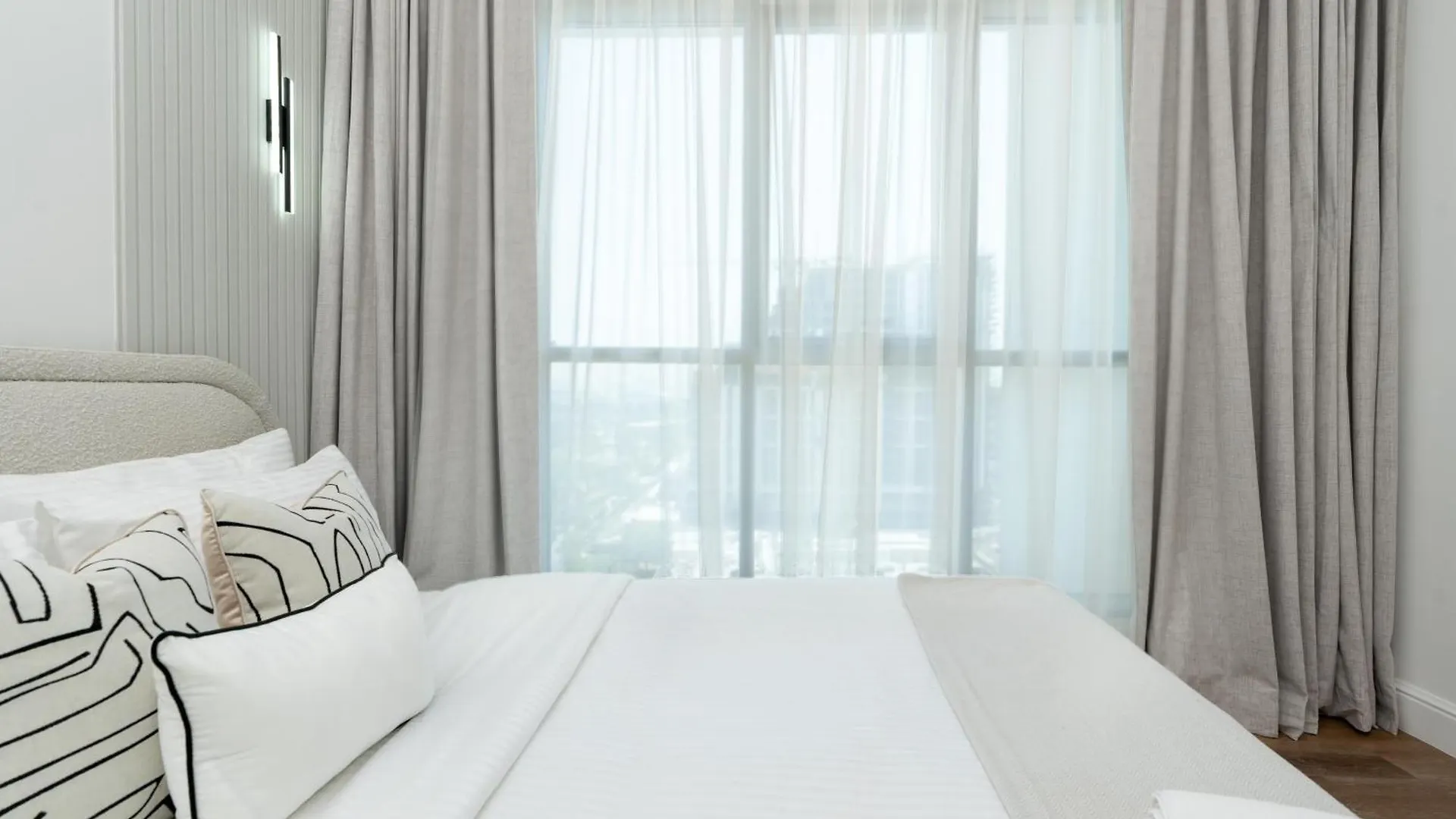 Apartment Modern Three Bedroom Plus Private Study Room Dubai